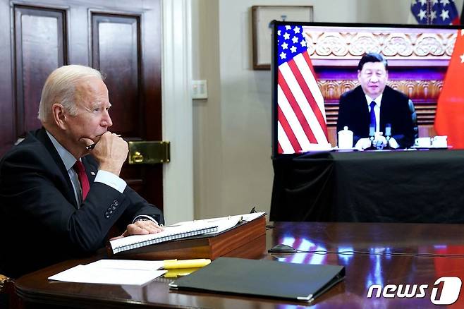 조 바이든 미국 대통령이 15일(현지시간) 워싱턴 백악관에서 시진핑 중국 국가주석과 화상으로 정상회담을 하고 있다. © AFP=뉴스1 © News1 우동명 기자