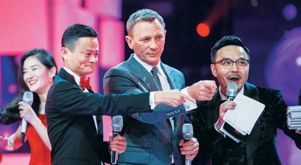 지난 2015년 광군제 전야제 행사에서 마윈(왼쪽) 알리바바 회장과 영화 ‘007 시리즈’ 주인공인 영국 배우 대니얼 크레이그(가운데)가 행사를 홍보하는 모습/게티이미지