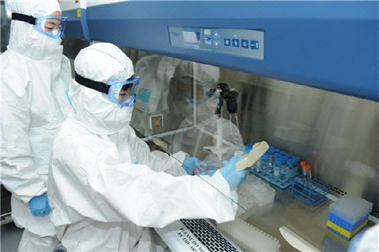 한국화학연구원 연구자들이 생물안전 3등급 연구시설(BSL-3)에서 바이러스 관련 연구를 진행하고 있다. 화학연 제공
