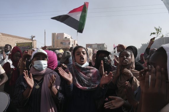 지난 17일(현지시간) 수단 하르툼에서 군부 쿠데타를 규탄하는 시위대가 행진하고 있다.AP뉴시스