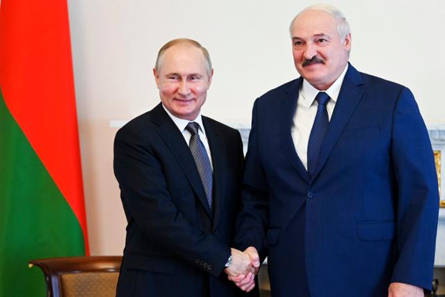 블라디미르 푸틴 러시아 대통령(왼쪽)과 알렉산더 루카센코 벨라루스 대통령이 지난 7월 러시아 상트페테르부르크에서 회담 중 사진을 찍고 있다. AP 연합뉴스