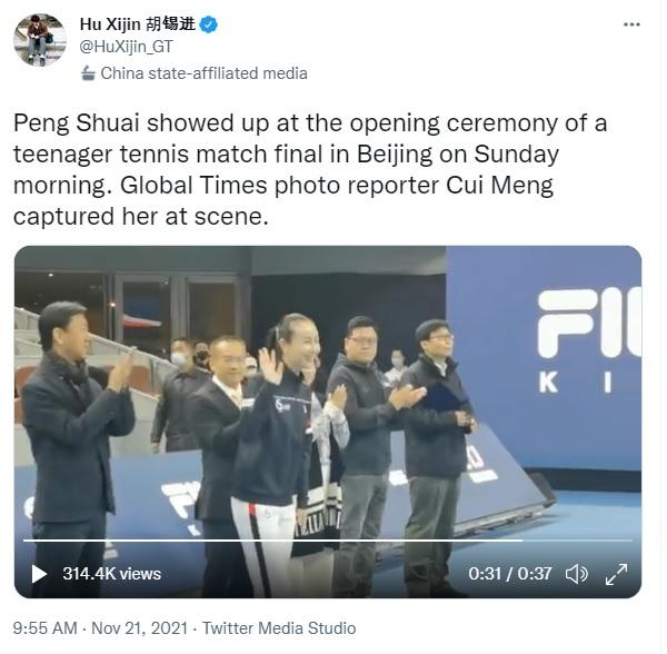 중국 관영매체 환구시보의 후시진 편집인이 21일 오전 트위터에 올린 영상 속에서 테니스 선수 펑솨이(왼쪽 세번째)가 웃으며 손을 흔들고 있다. 후 편집인은 펑솨이가 이날 베이징테니스센터에서 열린 주니어 대회 개막식에 참석했다고 주장했다. 후시진 트위터 캡처