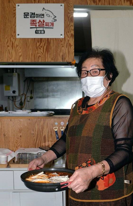 '족살찌개' 전문점 수정식당 정임순 사장이 족살찌개를 들어보이고 있다. 프리랜서 김성태