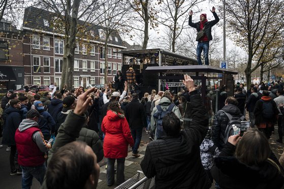 20일(현지시간) 네덜란드에서 정부의 코로나19 제한 정책에 반대하는 시위가 벌어졌다. [EPA=연합뉴스]