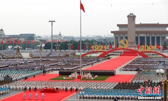 지난 7월 1일 열린 공산당 창당 100주년 행사는 1949년 마오쩌둥이 신중국 성립을 선포한 천안문 광장에서 시민 7만 여명이 참석한 가운데 진행됐다. [중국신문망 캡쳐]