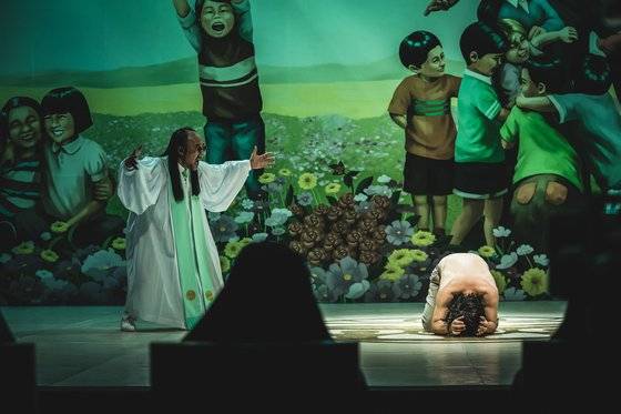 새진리회가 득세한 뒤에는 새진리회 교당에서 죽음을 생중계한다. 마스크로 얼굴을 가린 기부자들이 앞줄에 앉아 현장을 직관하고, 사제들은 생방송 시청률을 체크한다. 사진 넷플릭스