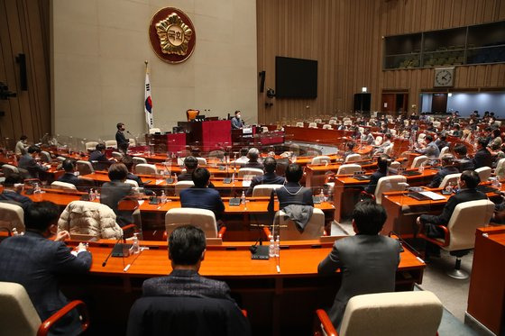 송영길 더불어민주당 상임선대위원장이 21일 오후 국회에서 열린 긴급 의원총회에서 발언하고 있다. [국회사진기자단]