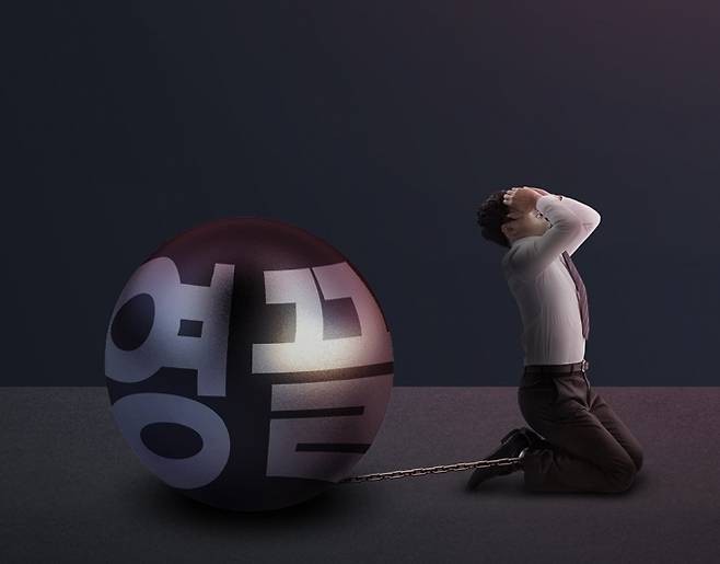 전국 집값 상승세가 둔화되고 대출금리가 급등하면서 이른바 ‘영끌’(영혼까지 끌어모아 대출)로 내집 마련에 나선 대출자들의 불안감이 커지고 있다. 한국은행이 기준금리를 내년 말 연 2%까지 올릴 것이란 전망이 나오고 은행권의 잇따른 대출 문턱 높이기로 대출금리는 앞으로 더욱 가파른 상승세를 보일 것이란 전망이다. 주택담보대출 최고 금리는 연 5%를 넘어섰다. 여기에 한국은행의 기준금리 추가 인상이 더해지면 연말 주담대 금리가 6%대에 진입할 것이란 전망이 나온다./그래픽=김은옥 기자