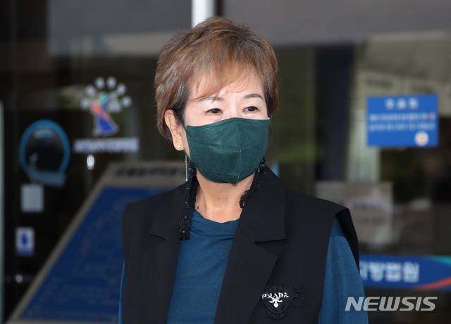 [서울=뉴시스] 김병문 기자 = '부동산 투기 의혹'을 받고 있는 손혜원 전 의원이 지난 8월23일 오후 서울 양천구 서울남부지방법원에서 열린 항소심 4차 공판을 마친 뒤 법원을 나서고 있다. 2021.08.23. dadazon@newsis.com