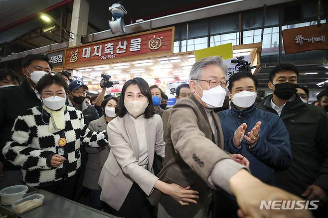 [청주=뉴시스] 정병혁 기자 =  이재명 더불어민주당 대선 후보와 부인 김혜경 씨가 21일 오후 충북 청주시 육거리종합시장을 찾아 상인들에게 인사하고 있다. 2021.11.21. jhope@newsis.com