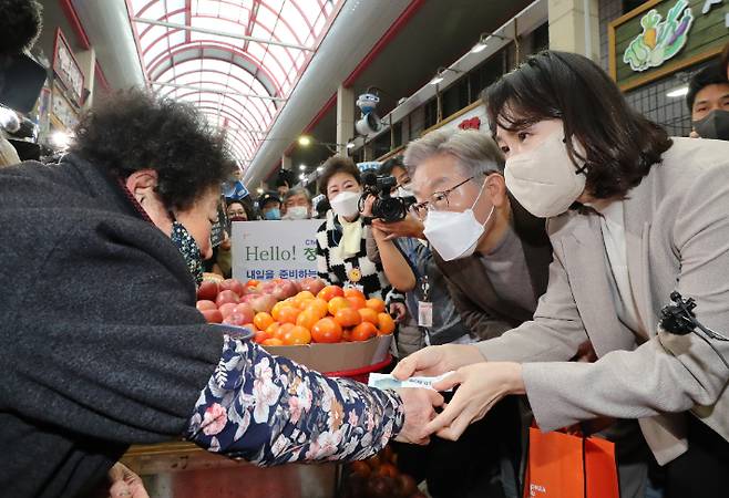 물건 사는 이재명 대선후보 부부. 연합뉴스