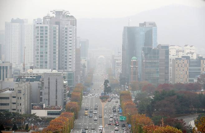 수도권과 충청 5개 시·도에 미세먼지 비상저감조치가 발령된 21일 오전 서울 서초구 누에다리에서 바라본 도심이 미세먼지로 뿌옇게 보이고 있다.   뉴시스