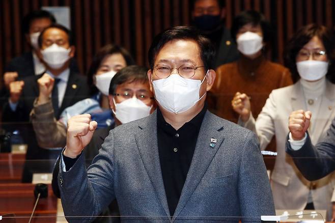 송영길 더불어민주당 대표가 21일 서울 여의도 국회에서 열린 긴급 의원총회에 참석해 함께 구호를 외치고 있다. 공동 취재사진