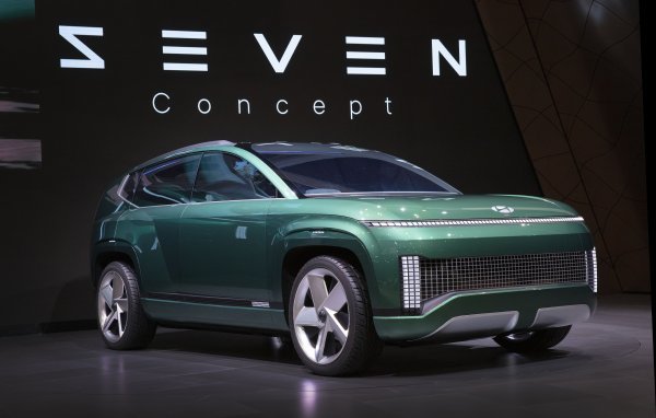 현대차는 세븐에 전용 전기차 플랫폼 E-GMP를 적용해 기존에는 볼 수 없었던 새로운 형태의 전기 SUV 차량인 ‘SUEV(Sport Utility Electric Vehicle)’ 디자인을 완성했다.
사진제공 현대차