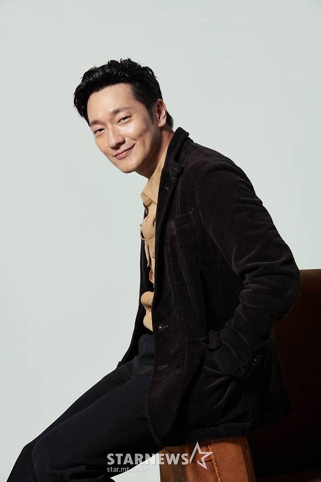 배우 손석구가 18일 오후 화상으로 진행된 영화 '연애 빠진 로맨스' 개봉 관련 인터뷰에 앞서 포즈를 취하고 있다.  손석구는 극 중 섹스칼럼을 쓰기 위해 사랑 없는 연애를 시도하는 우리 역을 맡았다.  '연애 빠진 로맨스'는 데이트 어플로 만난 남녀가 조금씩 서로에 대해 알아가게 되면서 벌어지는 일을 그린 이야기다. 오는 24일 개봉. / 사진제공 = CJ ENM /사진=김창현 기자 chmt@