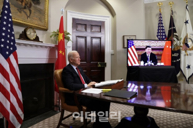 조 바이든 미국 대통령이 지난 15일(현지시간) 백악관에서 시진핑 중국 국가주석과 화상으로 회담하고 있다. (사진=AFP 제공)