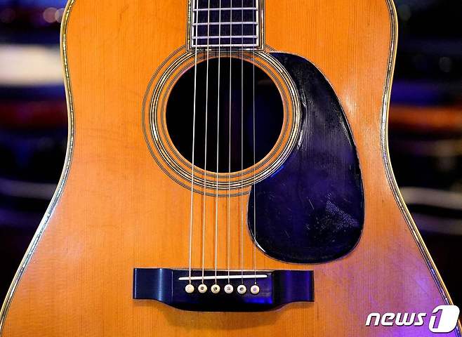 20일(현지시간) '기타의 신' 에릭 클랩튼이 밴드 데뷔 무대에서 처음 사용했던 기타가 경매에 나와 62만5000달러(약 7억4000만원)에 낙찰됐다. © AFP=뉴스1 © News1 박재하 기자