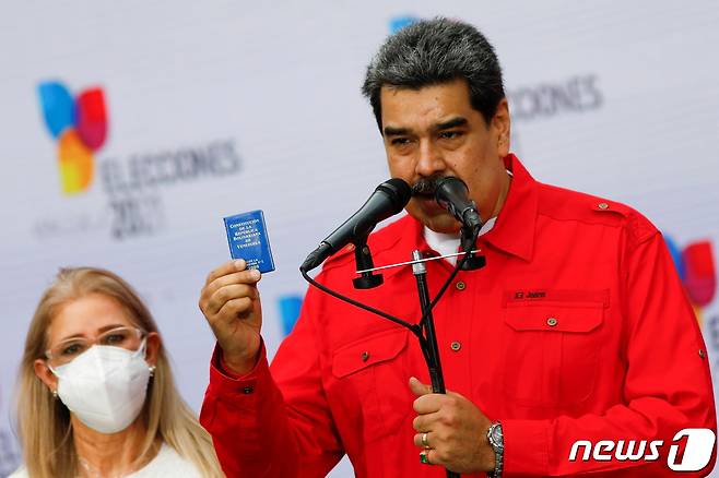 니콜라스 마두로 베네수엘라 대통령이 2021년 11월21일(현지시간) 카라카스 지방선거 투표소에서 투표권을 행사한 뒤 연설하는 모습. 왼쪽은 부인 실리아 플로레스 여사. © 로이터=뉴스1 © News1 최서윤 기자