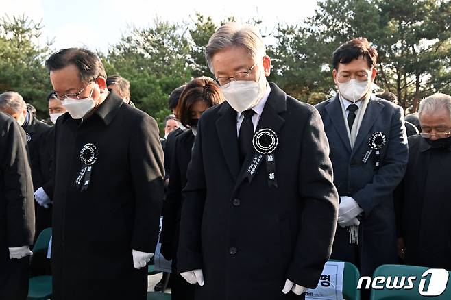 22일 오후 국립서울현충원에서 열린 김영삼 대통령 서거 6주기 추모식에서 김부겸 총리와 이재명 더불어민주당 대선후보, 송영길 당 대표 등 내빈들이 묵념하고 있다. 2021.11.22/뉴스1 © News1 국회사진취재단