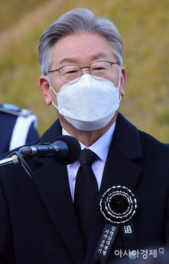 이재명 더불어민주당 대선 후보가 22일 서울 동작구 국립서울현충원 내 김영삼 전 대통령 묘역에서 열린 6주기 추모식에 참석, 추모 발언을 하고 있다./국회사진기자단