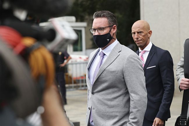 투자자 오도 혐의로 기소된 니콜라 창업자 트레버 밀턴이 7월 29일(현지시각) 미국 뉴욕 연방법원에서 나오고 있다. /블룸버그