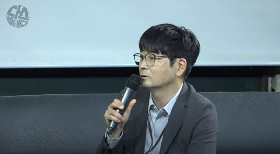 탁현민 청와대 의전비서관 (유튜브 '다스뵈이다' 영상 갈무리). 사진=뉴스1