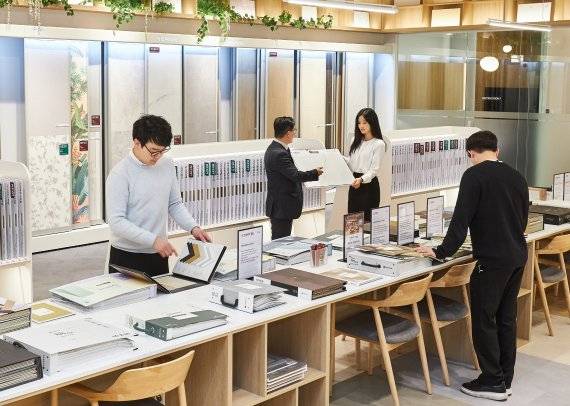 'LX지인 인테리어 지인스퀘어 스타필드 고양'에서 고객들이 엑스컴포트 바닥재 제품을 살펴보고 있다. LX하우시스 제공
