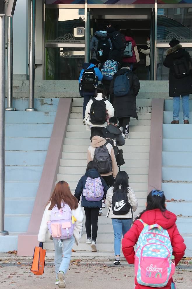 초중고 전면 등교가 시행된 22일 오전 서울 용산구 효창동 금양초등학교에서 학생들이 줄지어 등교하고 있다. 김태형 기자