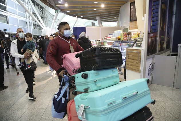 벨라루스에서 귀향한 이라크 출신 이주민이 18일 아르빌 공항에 도착해 이동하고 있다. 아르빌/AP 연합뉴스