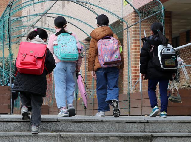 19일 서울 종로구 한 초등학교에서 학생들이 등교를 하고 있다. 뉴스1