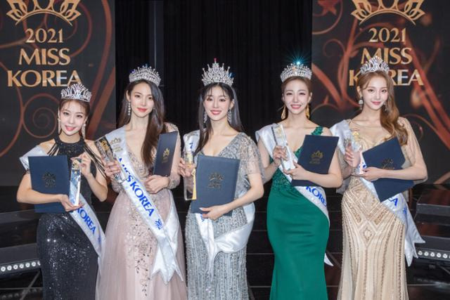 지난 16일 열린 제65회 미스코리아 선발대회에서 진-선-미를 수상한 5인 당선자들이 상패와 당선 증서를 들고 포즈를 취하고 있다. 왼쪽부터 2021 미스코리아 '미' 조민지, '선' 최미나수, '진' 최서은, '선' 김수진, '미' 정도희씨. 글로벌이앤비(Global E&B) 제공