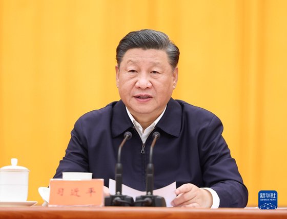 시진핑 중국 국가주석은 ‘중국식 민주’를 내세워 서방의 소수 국가가 제멋대로 다른 나라의 민주를 평가해서는 안 된다고 비판한다. [중국 신화망 캡처]