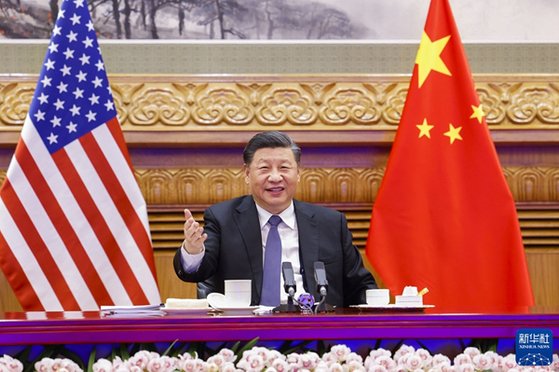 시진핑 중국 국가주석이 지난 16일 조 바이든 미 대통령과의 영상을 통한 첫 정상회담에서 밝은 표정을 지으며 말하고 있다. [중국 신화망 캡처]