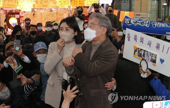 이재명 민주당 후보가 21일 부인 김혜경 씨와 함께 충북 청주 육거리종합시장에서 연설하고 있다. 연합뉴스