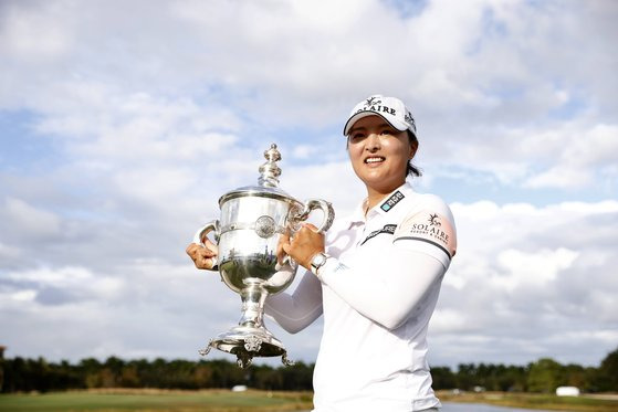 LPGA 투어 올해의 선수 트로피를 들어올린 고진영. [AFP=연합뉴스]