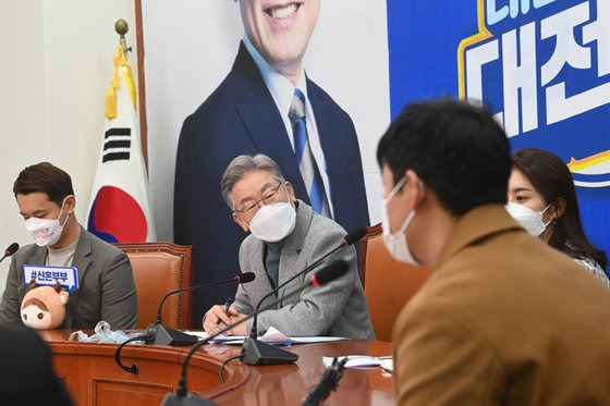 22일 오전 국회에서 열린 더불어민주당 제1차 '전 국민 대전환 선대위' 회의에서 이재명 대선후보가 청년 참석자의 발언을 듣고 있다. 이날 회의엔 당 지도부 대신 청년 창업가와 신혼부부 등 일반 청년들이 참석했다. 임현동 기자