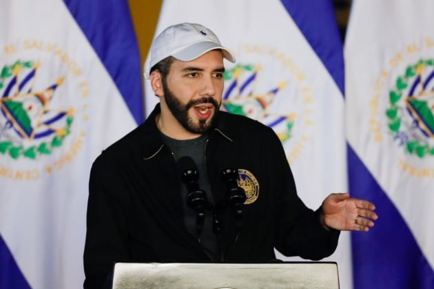 El Salvador's President Nayib Bukele speaks during a ceremony to lay the first stone of Chivo Vet, a veterinary hospital financed with the gains El Salvador has obtained from its bitcoin operations, in Antiguo Cuscatlan, El Salvador November 1, 2021. 로이터연합뉴스