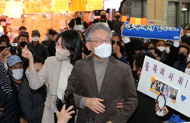 더불어민주당 이재명 대선후보가 21일 부인 김혜경씨와 함께 충북 청주시 상당구 육거리종합시장을 방문해 지지를 호소하고 있다. 연합뉴스