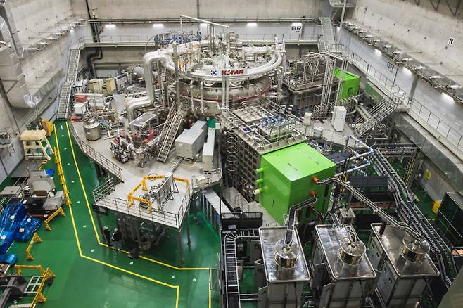 한국이 만든 핵융합연구장치인 ‘KSTAR’ 모습. 한국핵융합에너지연구원 제공
