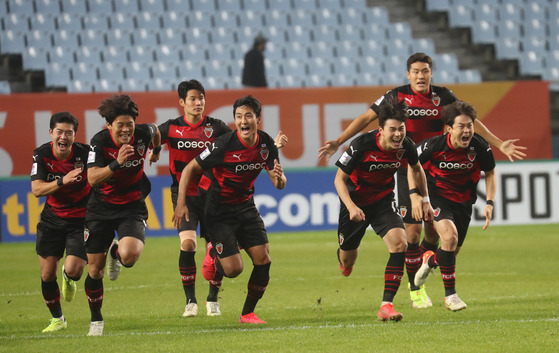 The Pohang Steelers celebrate after beating Ulsan Hyundai in a penalty shootout in the semifinal of the AFC Champions League at Jeonju World Cup Stadium in Jeonju, North Jeolla on Oct. 20. [YONHAP]