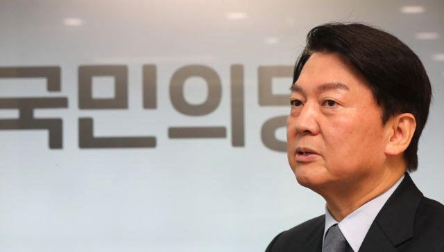 대선 출마를 선언한 국민의당 안철수 대표가 2일 서울 여의도 당사에서 연합뉴스와 인터뷰하고 있다. 연합뉴스