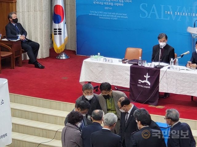 이홍정 NCCK 총무가 22일 서울 구세군영등포교회에서 열린 70회 총회에서 진행된 총무 인선 투표 결과를 기다리고 있다.