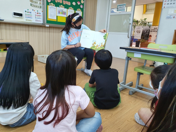 제주 한마음초등학교에서는 매주 금요일마다 고학년 학생들이 1~2학년 동생들에게 직접 책을 읽어주는 활동을 하고 있다.