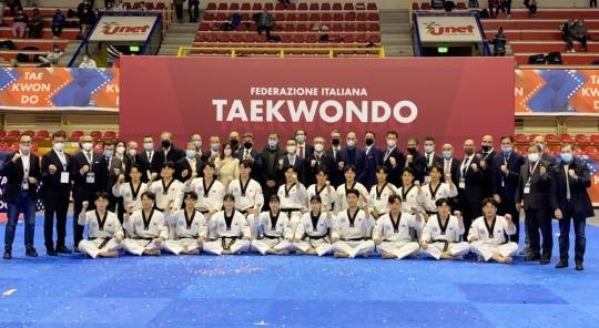 국기원 태권도 시범단. 20∼21일(현지시간) 이탈리아 밀라노 북서쪽에 있는 도시 부스토 아르시치오의 이워크 아레나에서 국기원 태권도 시범단이 행사를 가졌다. [주밀라노 총영사관 제공]