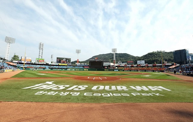 한화 이글스가 2022 시즌을 대비해 대전과 서산구장의 인필드 흙을 메이저리그(MLB) 구장에서 사용하는 사양의 전용 흙, "인필드 믹스"로 전면 교체한다. 사진=한화 이글스 제공