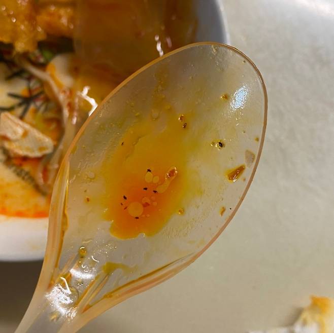 마라탕에서 나온 검은 이물질. /사진=트위터