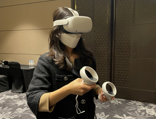 지난 12일 서울 영등포구 여의동 콘래드호텔에서 한 참가자가 가상현실(VR) 기기를 통해 다이슨이 새롭게 선보인 가상 매장 ‘다이슨 데모 VR’를 체험하고 있다.