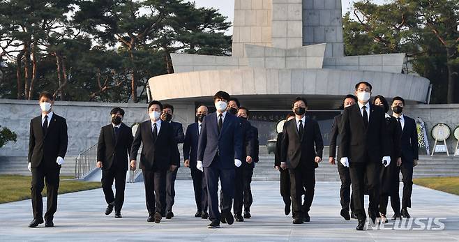 [서울=뉴시스] 국회사진기자단 = 이준석 국민의힘 대표를 비롯한 지도부와 원희룡, 유승민, 홍준표 대선 예비 후보들이 26일 서울 동작구 국립서울현충원을 방문해 현충탑 참배를 마친 후 이동하고 있다. .2021.10.26. photo@newsis.com