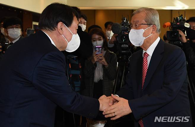 [서울=뉴시스] 국회사진기자단 = 윤석열 국민의힘 대선 후보가 15일 서울 용산구 그랜드 하얏트 서울 호텔에서 열린 만화로 읽는 오늘의 인물이야기 '비상대책위원장-김종인' 출판기념회에 참석해 김종인 전 비대위원장과 악수하고 있다. 2021.11.15. photo@newsis.com