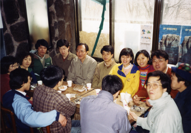 ▲진보정당추진위원회(진정추) 시절 당원들과 함께. 앞줄 왼쪽끝 파란색 웃옷을 입고 등지고 앉은 이가 '진보정당의 영원한 정책실장' 이재영 ⓒ노회찬재단